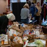 美国停摆酿粮荒！4200万人断SNAP补助，3820亿食品却闲置-微七七资讯