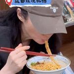 女星蒋勤勤狂炫3碗小面，50岁素颜白到发光！网友：看着就30岁-微七七资讯